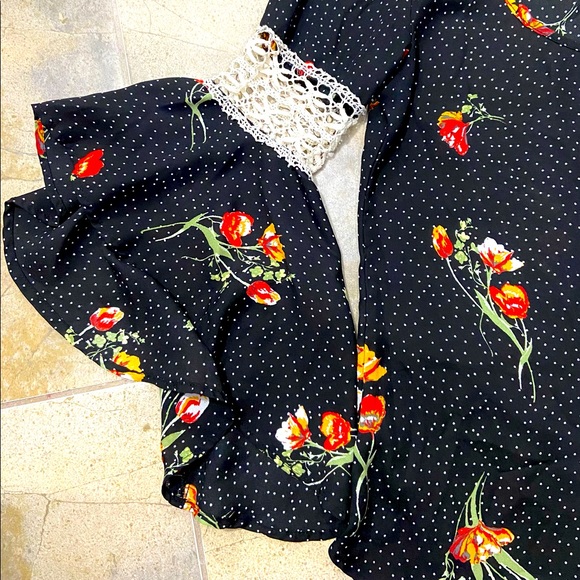Stunning Floral Blouse🖤❤️🧡 - Picture 2 of 4